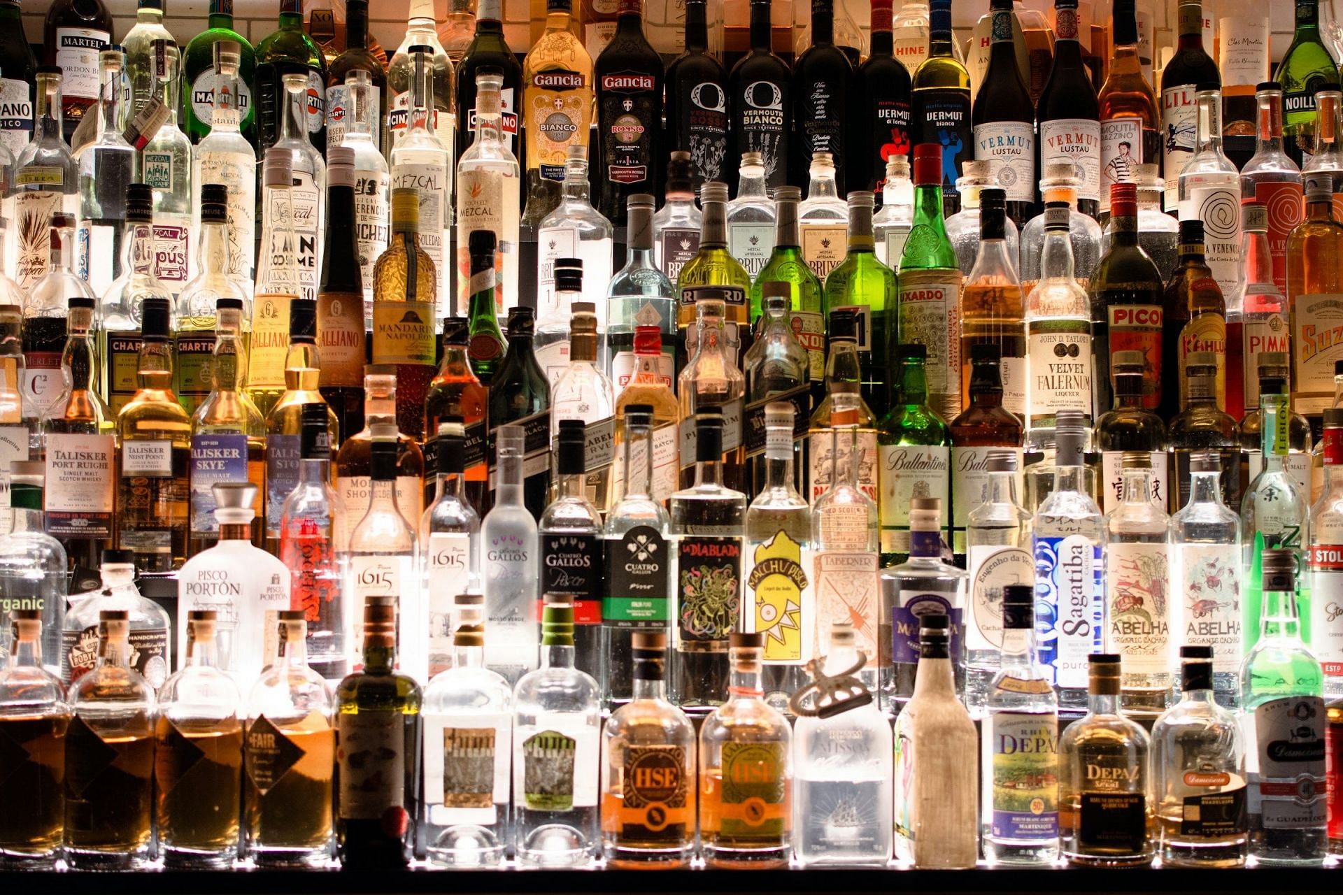 Binge drinking (Image via Unsplash/Paolo Bendandi)